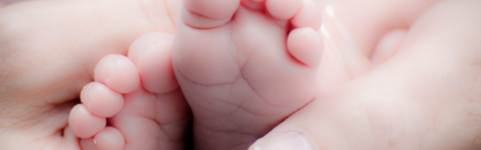newborns healthy baby feet
